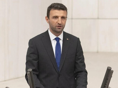Akpli vekil emekli maasinin dusuk oldugunu kabul etti calisiyoruz FguKbI6Z