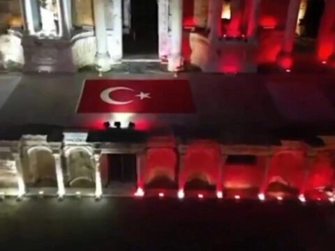 Pamukkale ve hierapolis antik kenti turk bayragi renklerinde isiklandirildi Zi1Gn6Qf