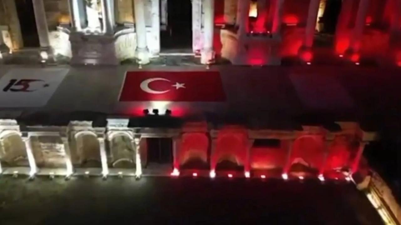 Pamukkale ve hierapolis antik kenti turk bayragi renklerinde isiklandirildi Zi1Gn6Qf